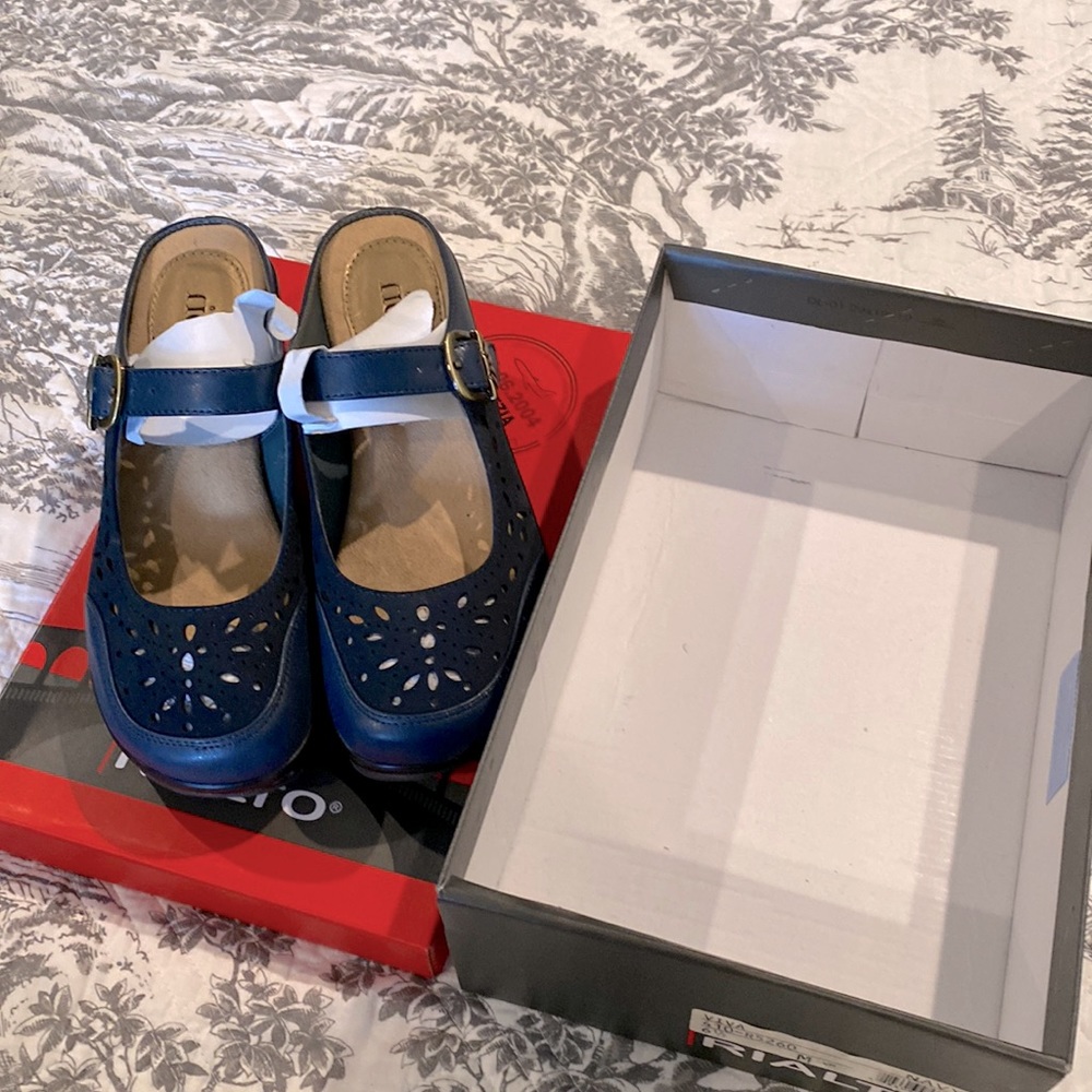 Rialto Viva clogs size 6.5 M Navy blue.